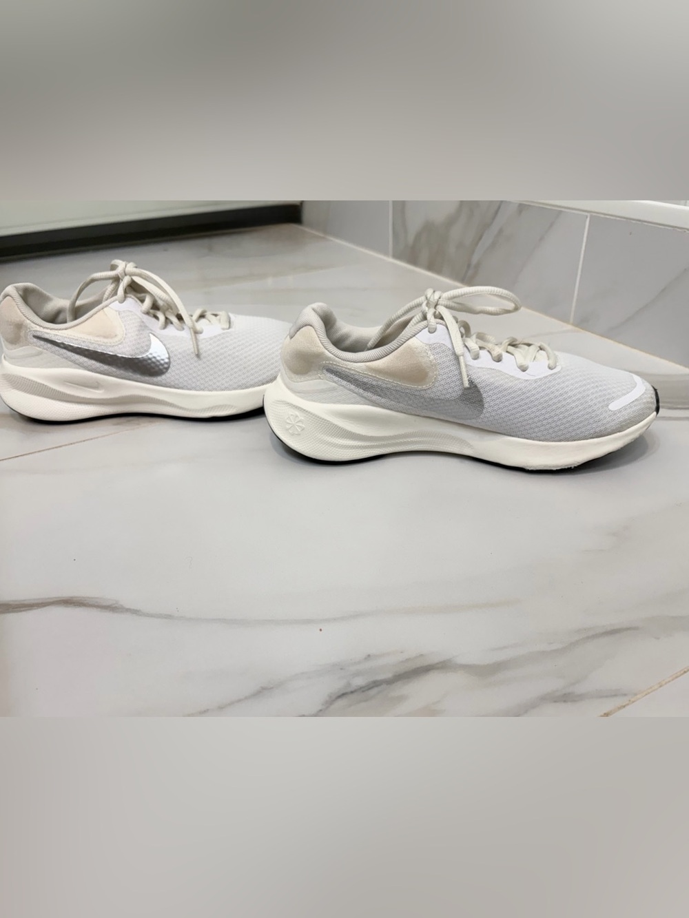 Nike Revolution 7 Womens 7.5 White Sail Metallic Silver Running Shoes FB2208-101